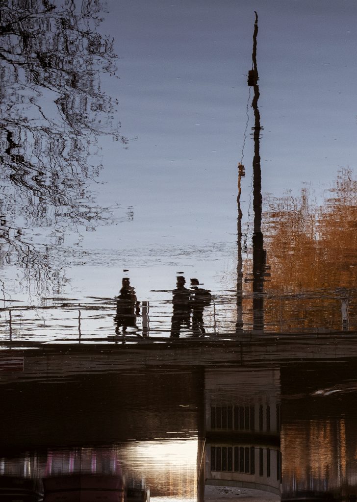 Mensen op een brug in Amsterdam