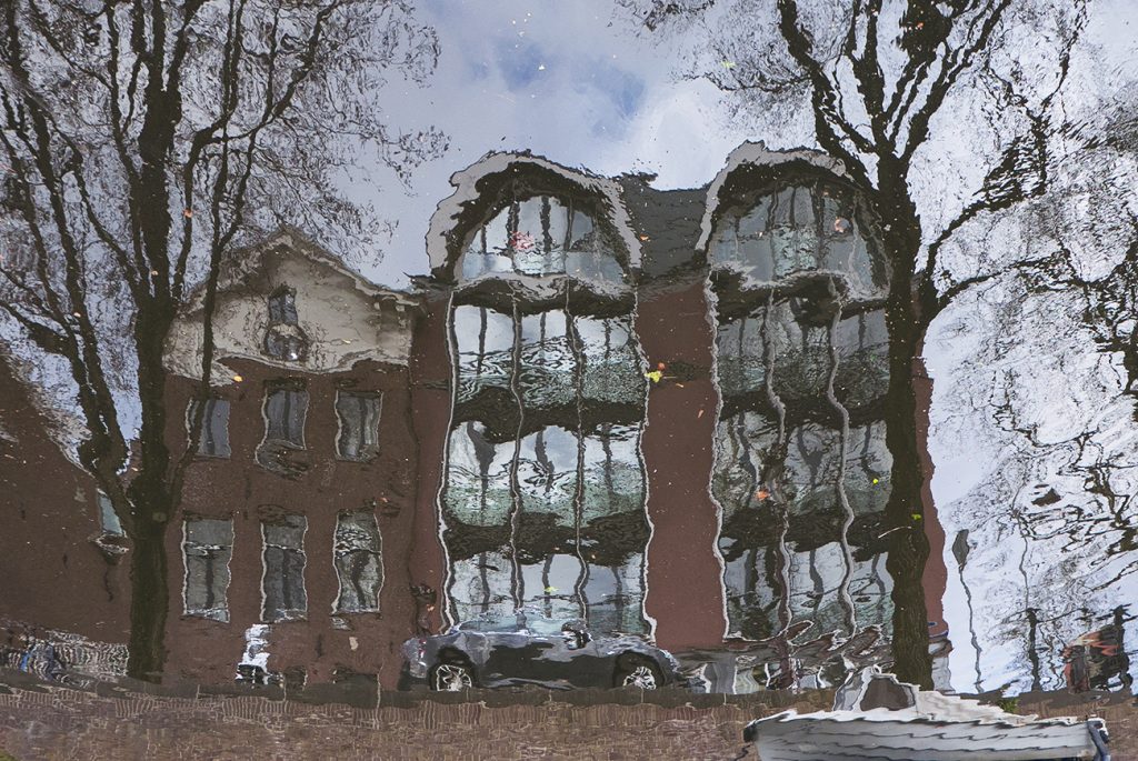 reflectie huizen in de gracht