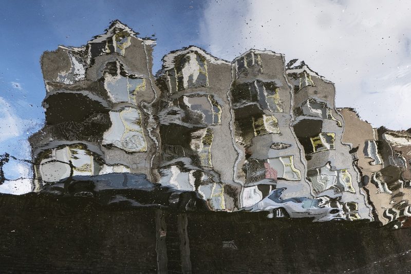 Reflectie gekleurde huizen