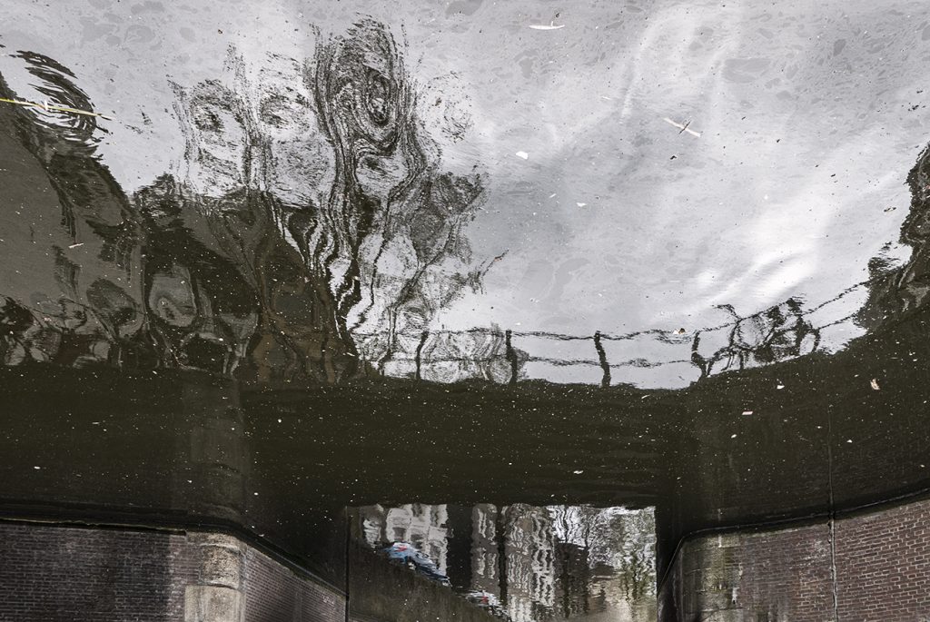 Stadsgezicht door het water